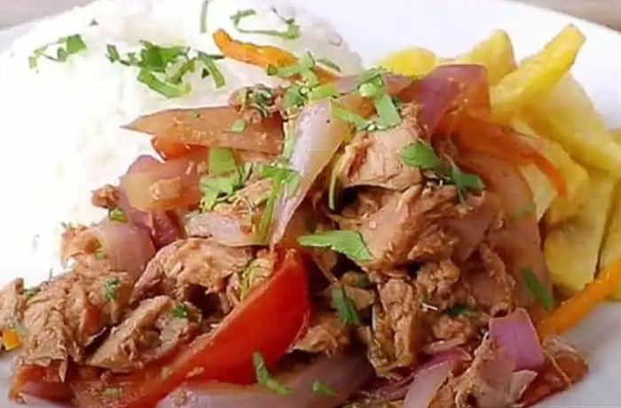 Lomo saltado de atún con cebolla, tomate y pimientos receta peruana