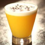 Maracuyá sour con espuma y gotas de amargo de angostura receta peruana