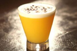 Maracuyá sour con espuma y gotas de amargo de angostura receta peruana