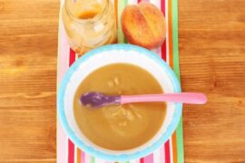 Mazamorra de durazno servida en tazón receta peruana