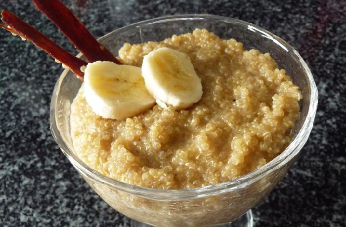 Mazamorra de quinua con canela en tazón receta peruana