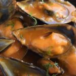 Mejillones a la marinera en salsa de cebolla y pimentón receta gallega