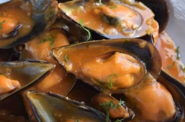 Mejillones a la marinera en salsa de cebolla y pimentón receta gallega