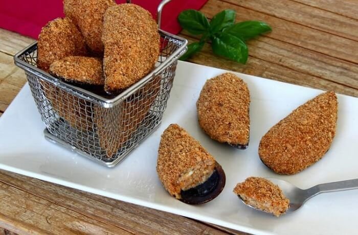 Mejillones tigre rellenos, rebozados y fritos en su concha