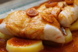 Merluza a la gallega con patatas y ajada de pimentón