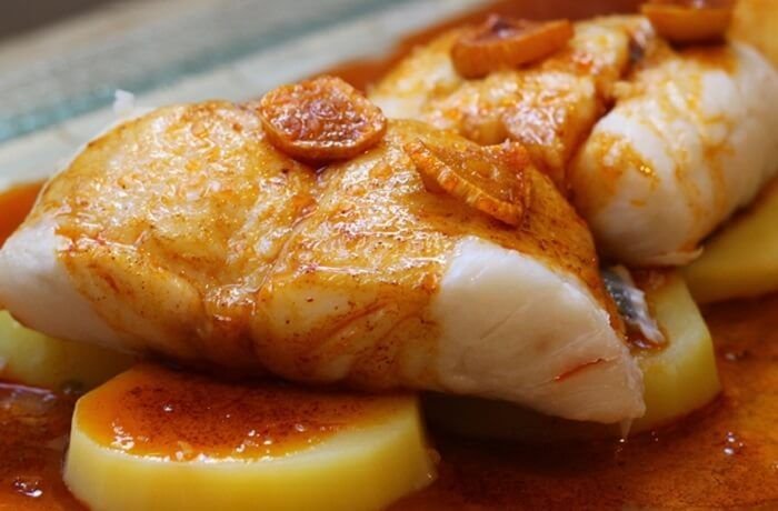 ¿Cómo hacer merluza a la gallega? Receta tradicional con patatas