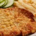 Milanesa de pollo dorada con arroz y papas receta peruana