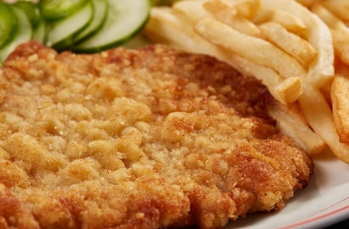 Milanesa de pollo dorada con arroz y papas receta peruana