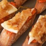 Montaditos de Almussafes con sobrasada queso y cebolla caramelizada receta valenciana