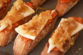 Montaditos de Almussafes con sobrasada queso y cebolla caramelizada receta valenciana