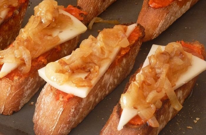 Montaditos de Almussafes con sobrasada queso y cebolla caramelizada receta valenciana