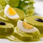 Ocopa arequipeña sobre papas sancochadas con huevo receta peruana