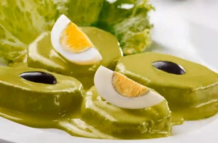 Ocopa arequipeña sobre papas sancochadas con huevo receta peruana