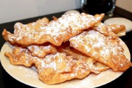 Orejas de carnaval gallegas fritas y crujientes con azúcar glas