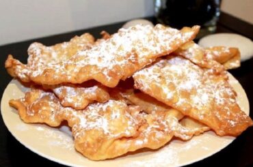 Orejas de carnaval gallegas fritas y crujientes con azúcar glas