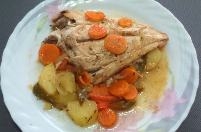 Palometa al horno con patatas y verduras receta española casera