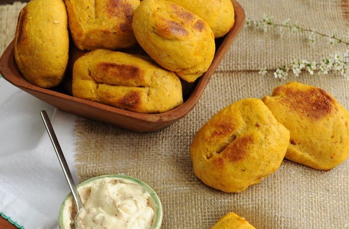 Panes de camote dorados recién horneados receta peruana