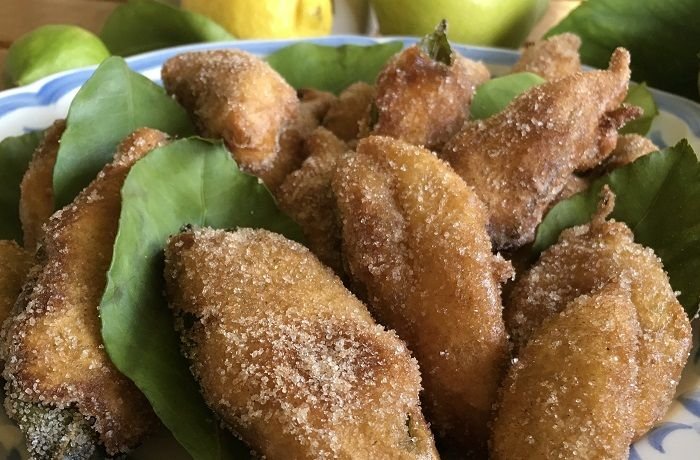 Paparajotes murcianos de hojas de limonero rebozadas con azúcar y canela