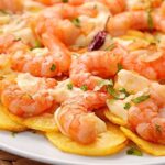 Patatas arrieras con gambas, ajo, guindilla y pimentón