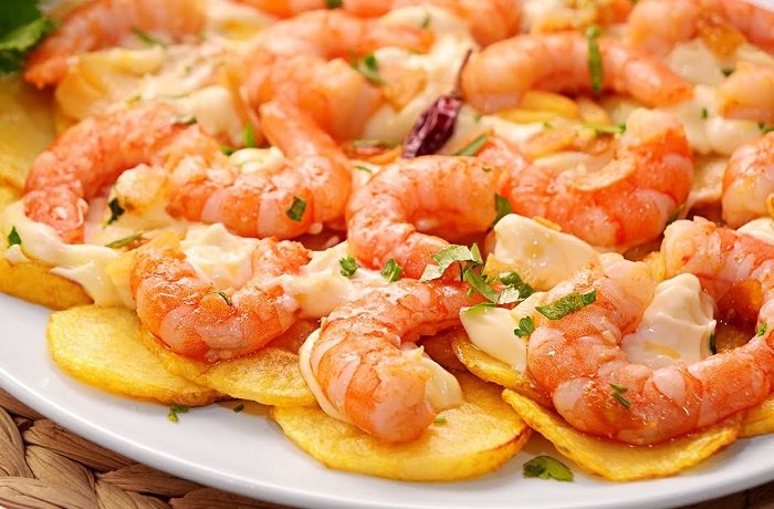 Patatas arrieras con gambas, ajo, guindilla y pimentón