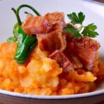 Patatas revolconas con pimentón y torreznos receta castellana