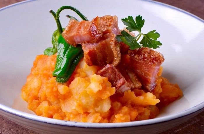 Patatas revolconas con pimentón y torreznos receta castellana