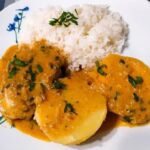 Pollo al maní con salsa y papas sancochadas receta peruana