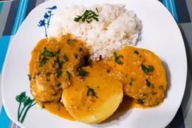 Pollo al maní con salsa y papas sancochadas receta peruana