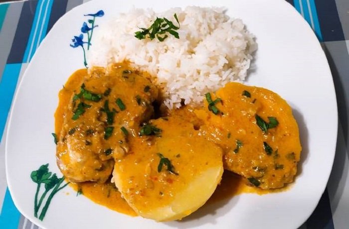 Pollo al maní con salsa y papas sancochadas receta peruana