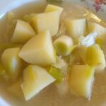 Porrusalda vasca de puerros y patatas en plato hondo