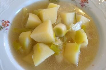 Porrusalda vasca de puerros y patatas en plato hondo