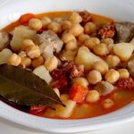 Potaje de garbanzos andaluz con chorizo y patatas receta española