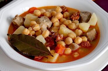 Potaje de garbanzos andaluz con chorizo y patatas receta española