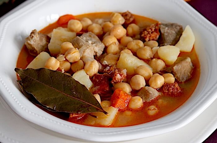 Potaje de garbanzos andaluz con chorizo y patatas receta española