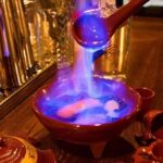 Queimada gallega ardiendo en pote de barro tradicional