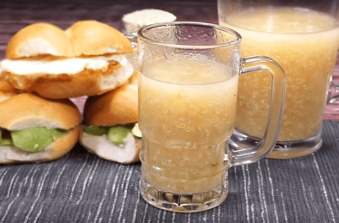 Quinua con manzana y piña servida en vaso receta peruana