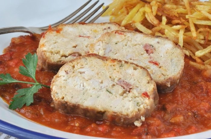 Rollo de bonito asturiano en salsa de tomate tradicional de Cudillero