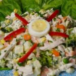 Salpicón de pollo con verduras, huevo y mayonesa receta peruana