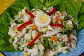 Salpicón de pollo con verduras, huevo y mayonesa receta peruana