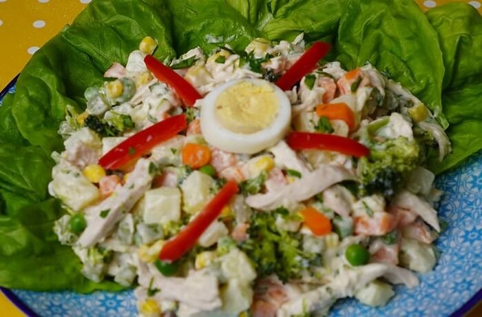 Salpicón de pollo con verduras, huevo y mayonesa receta peruana