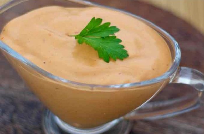 Salsa golf rosada en cuenco receta casera