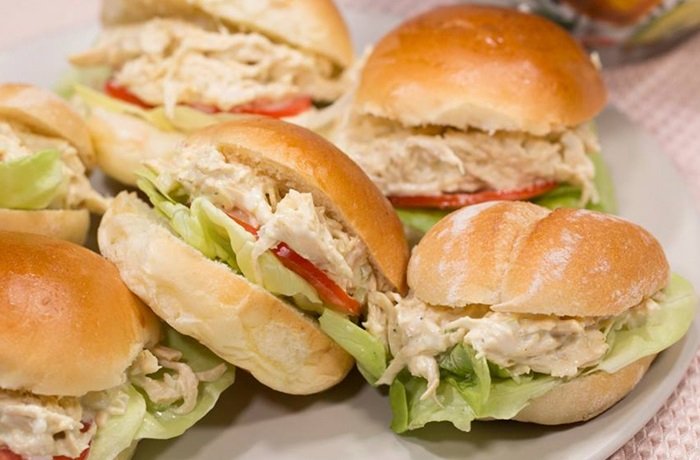 Sándwich de pollo desmenuzado con palta y lechuga receta peruana