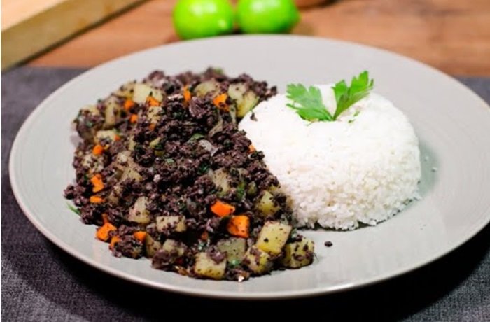 Sangrecita peruana guisada con cebolla y perejil receta peruana