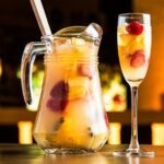 Sangría de cava con fresas, naranja y melocotón en jarra