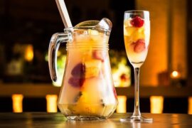 Sangría de cava con fresas, naranja y melocotón en jarra