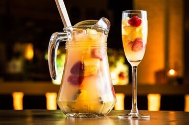 Sangría de cava con fresas, naranja y melocotón en jarra