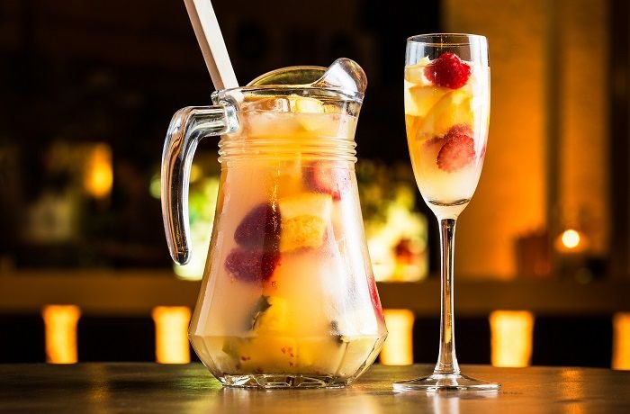 Sangría de cava con fresas, naranja y melocotón en jarra