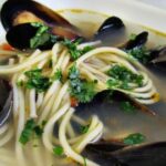Sopa de choros con papa y fideos en plato hondo receta peruana