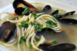 Sopa de choros con papa y fideos en plato hondo receta peruana
