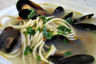 Sopa de choros con papa y fideos en plato hondo receta peruana